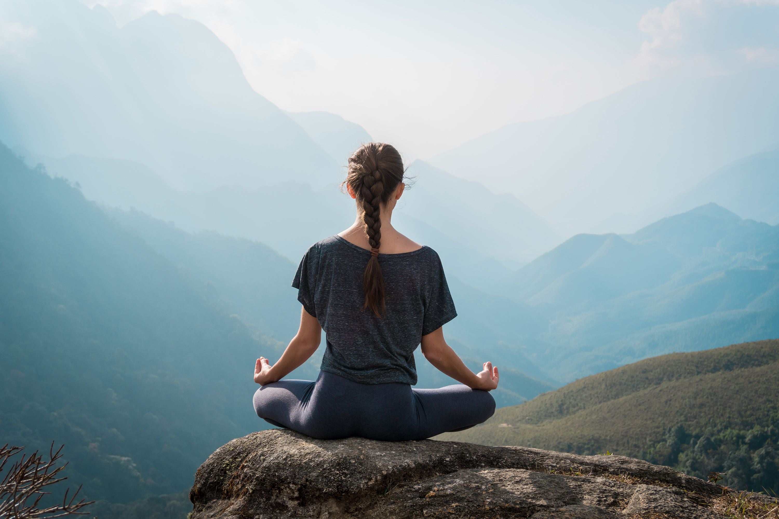LES-BIENFAITS-TRANSFORMATEURS-DE-LA-MÉDITATION YOGA SPIRIT