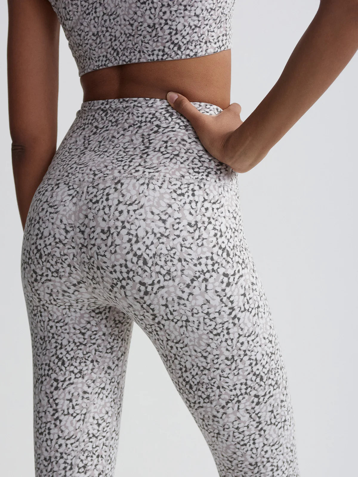 Legging de yoga IRENA Distorted Cheetah – taille haute et liberté de mouvement - YOGA SPIRIT