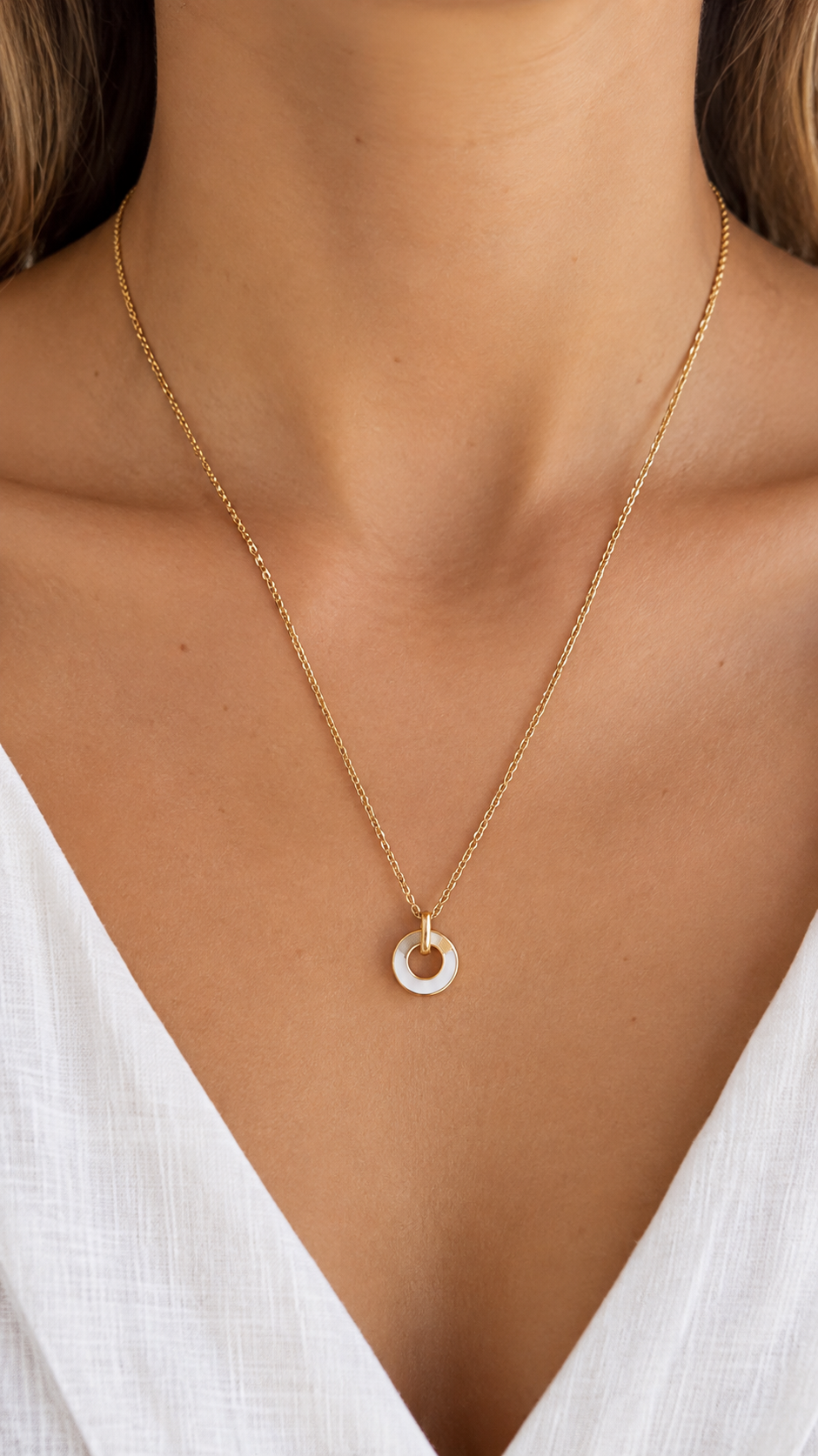 Collier doré pendentif cercle ajouré