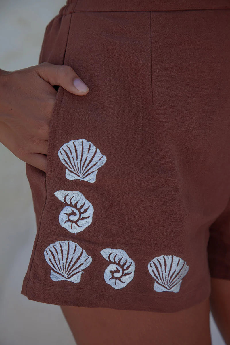 Short elise brodé chocolat – taille haute et élégance naturelle - YOGA SPIRIT
