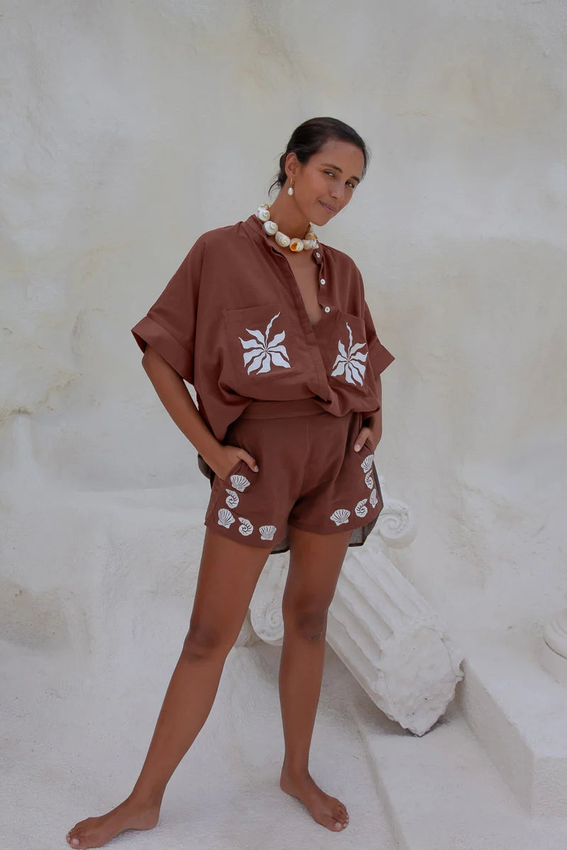 Short elise brodé chocolat – taille haute et élégance naturelle - YOGA SPIRIT