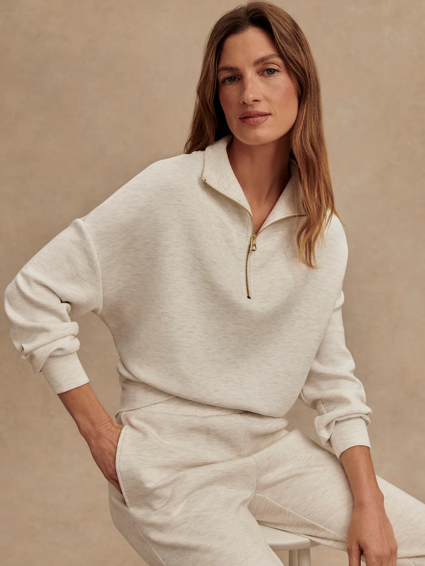Sweat OMEGA ivoire à demi-zip – coupe oversize et confort moderne