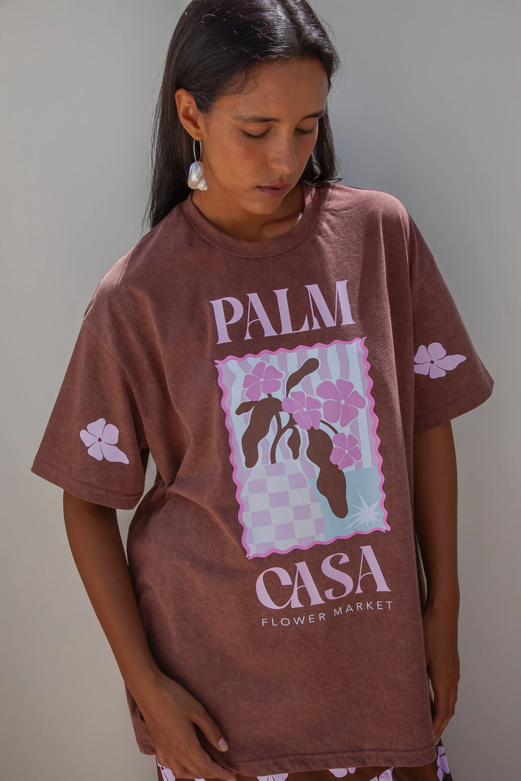 T-shirt flower market marron et rose – coupe oversize et esprit floral - YOGA SPIRIT