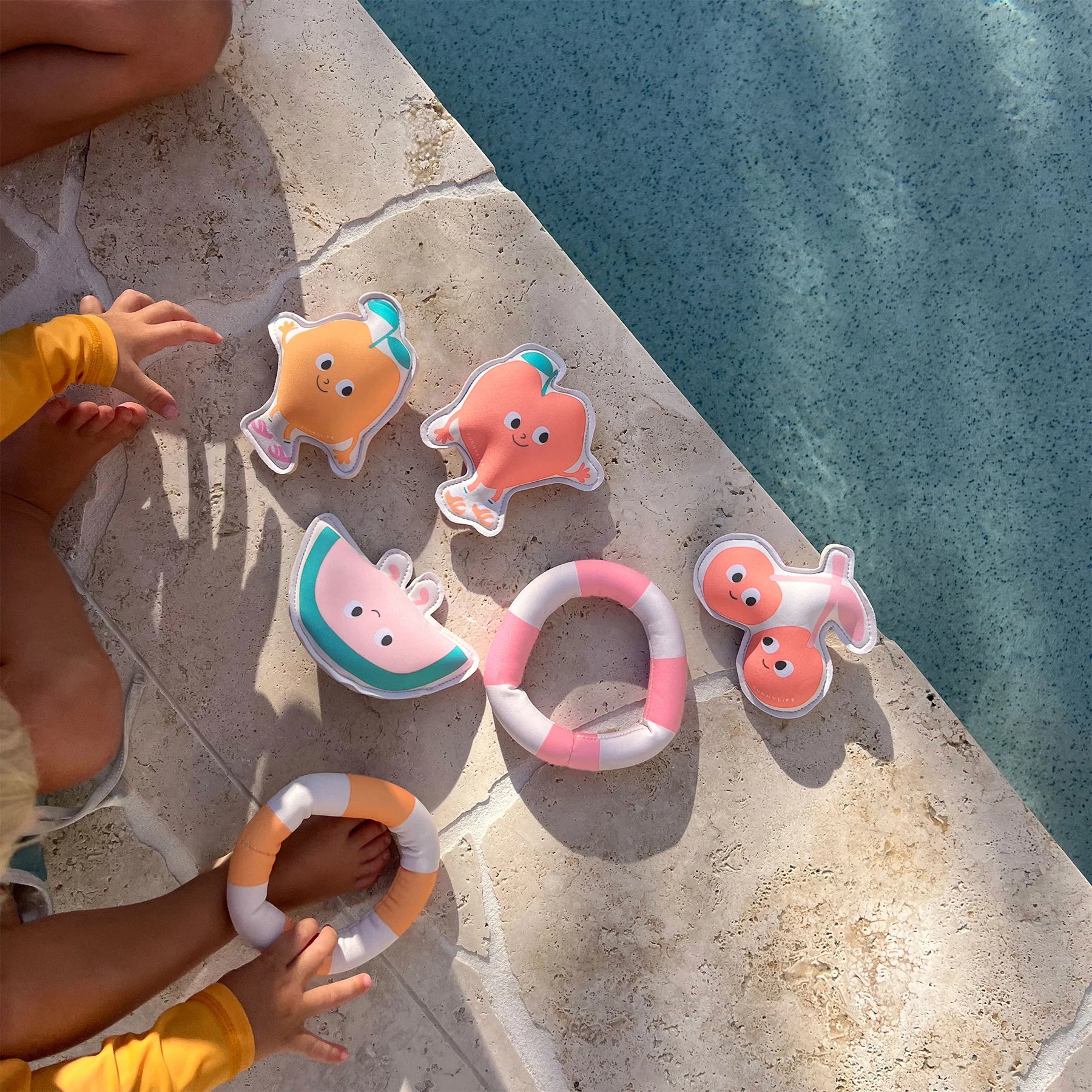 Lot de 6 jouets de plongée colorés sur le thème de la pêche (Poppy the Peach) - YOGA SPIRIT