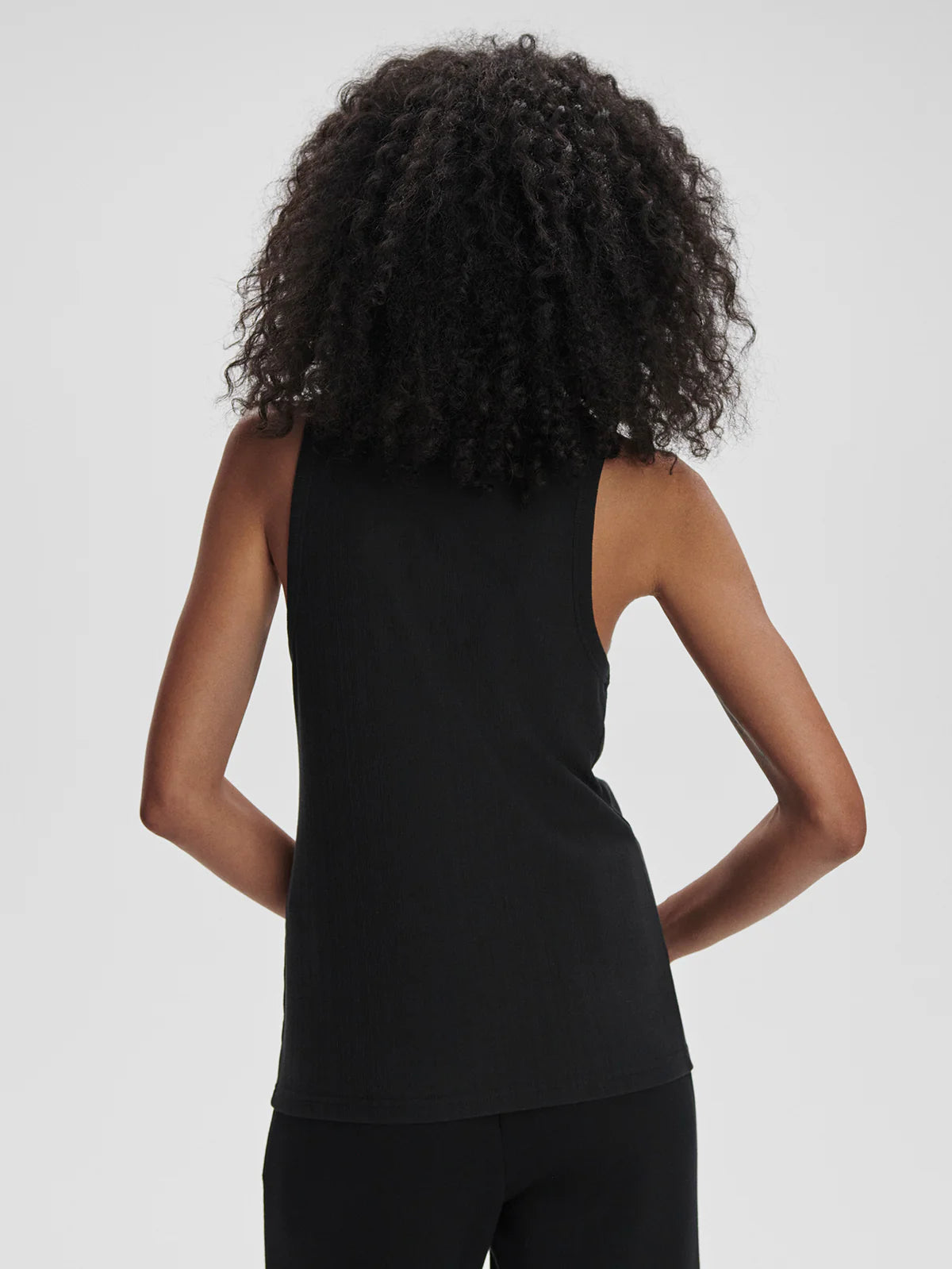 Débardeur de yoga TERRA noir – minimalisme et douceur au quotidien - YOGA SPIRIT
