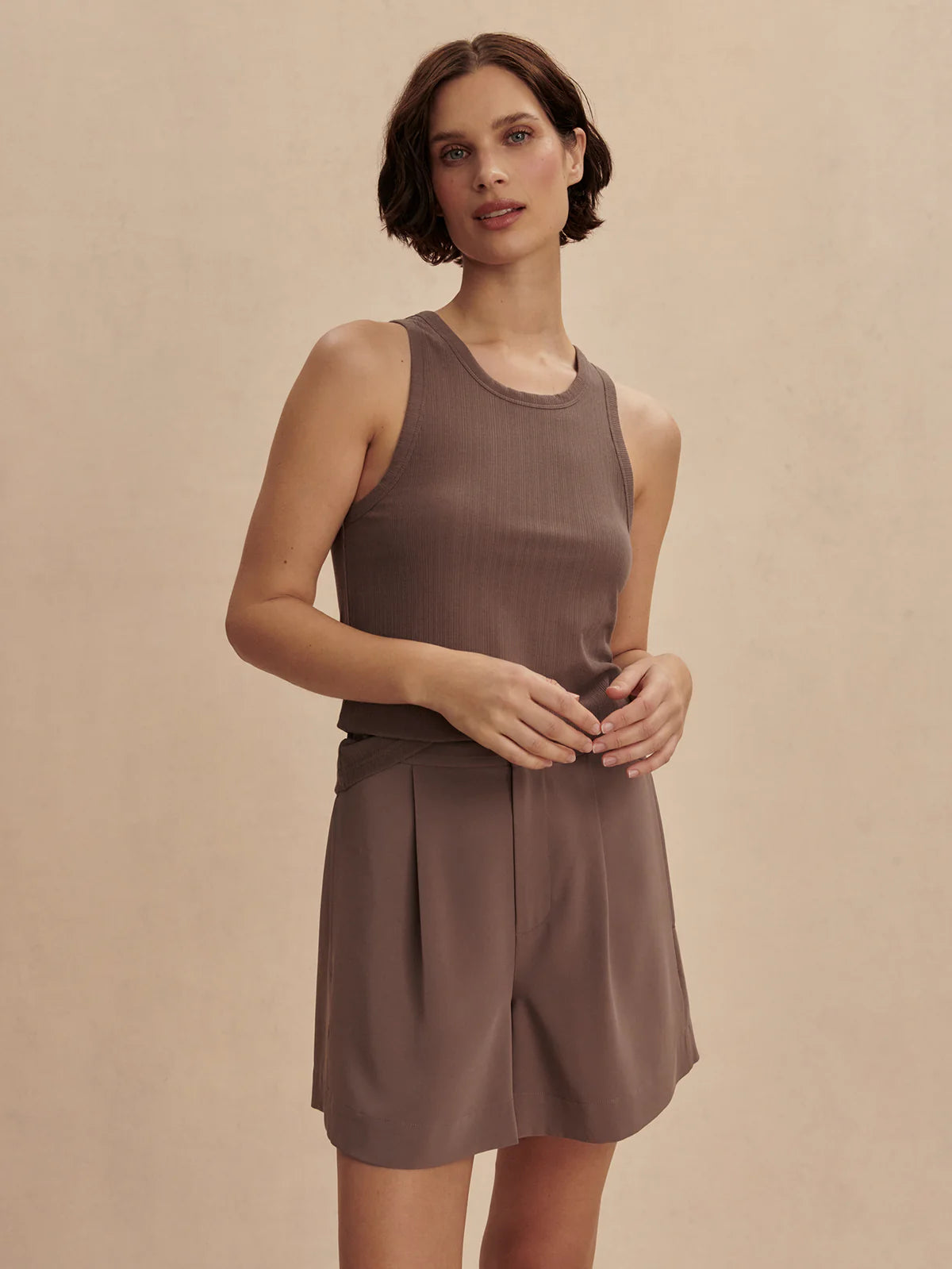 Débardeur de yoga TERRA taupe – douceur naturelle et liberté de mouvement - YOGA SPIRIT