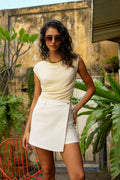 Jupe-short JADENE blanche style portefeuille en coton – coupe flatteuse et confortable - YOGA SPIRIT