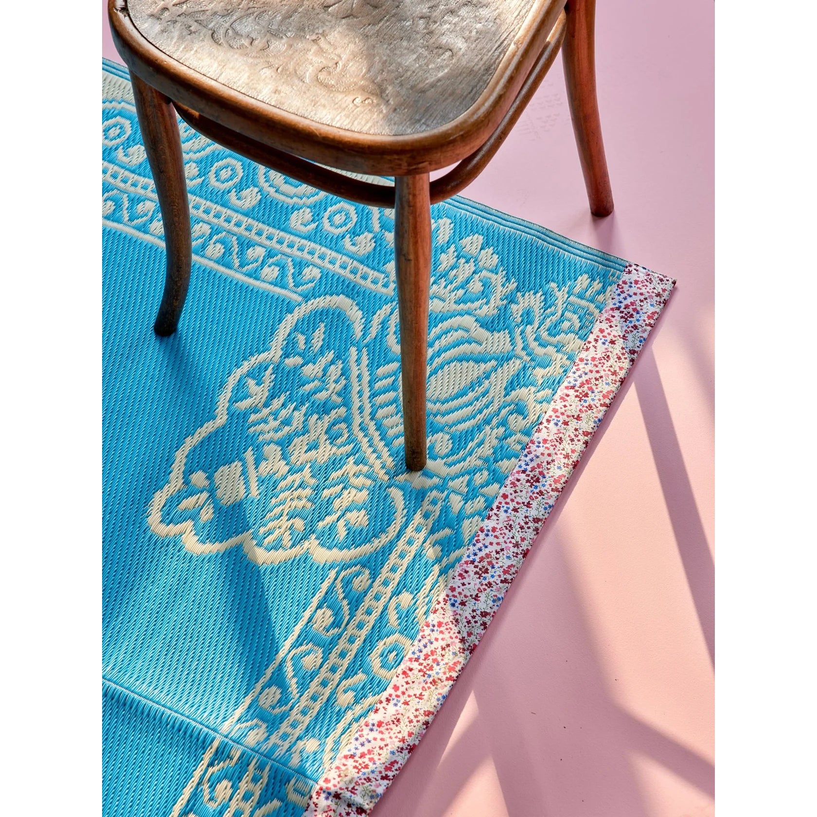 Tapis décoratif bleu en plastique recyclé – motif floral et bordures délicates - YOGA SPIRIT